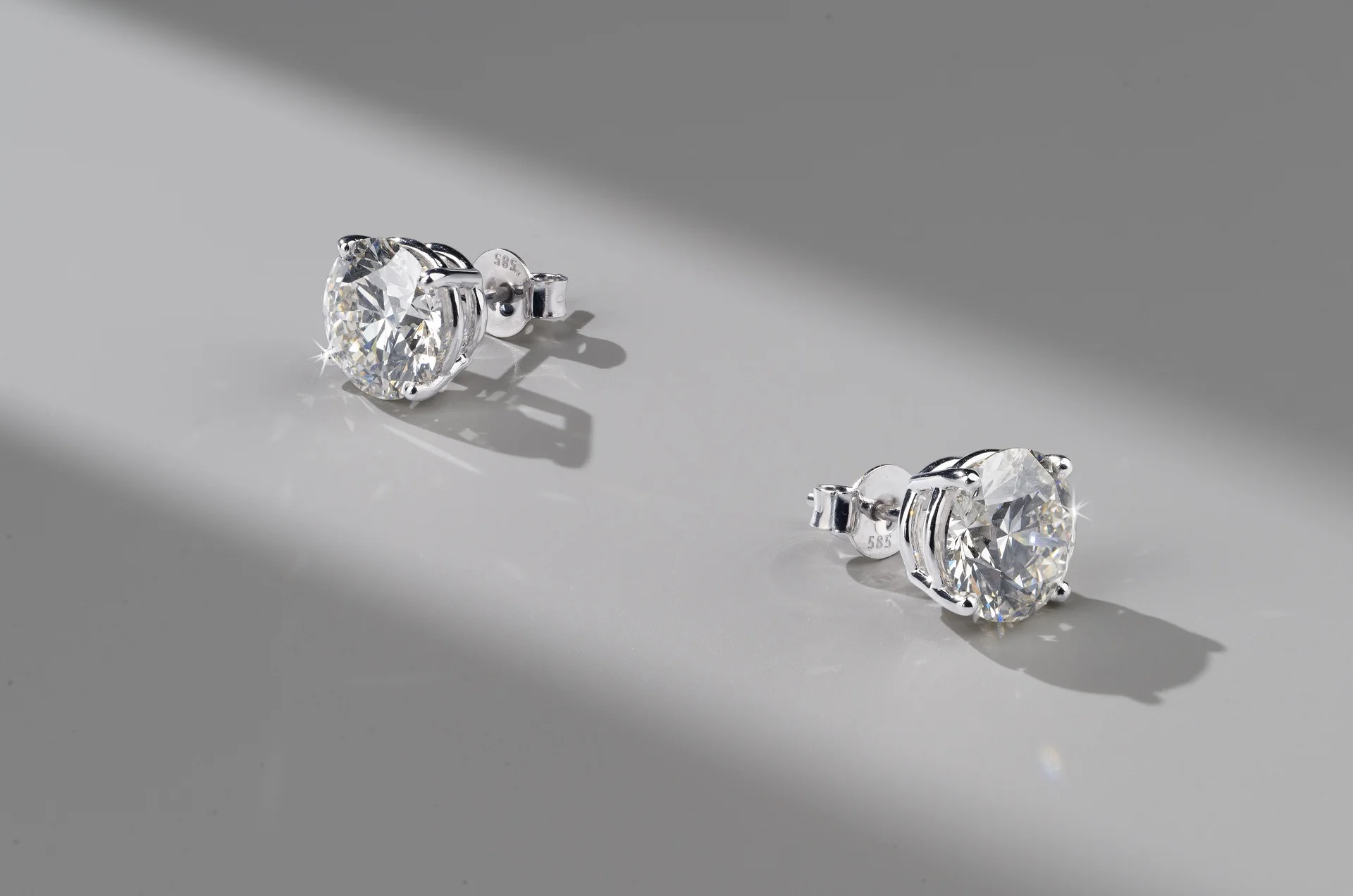 1.01 Cts 18k White Gold Round Shape Studs Earring - Image 2
