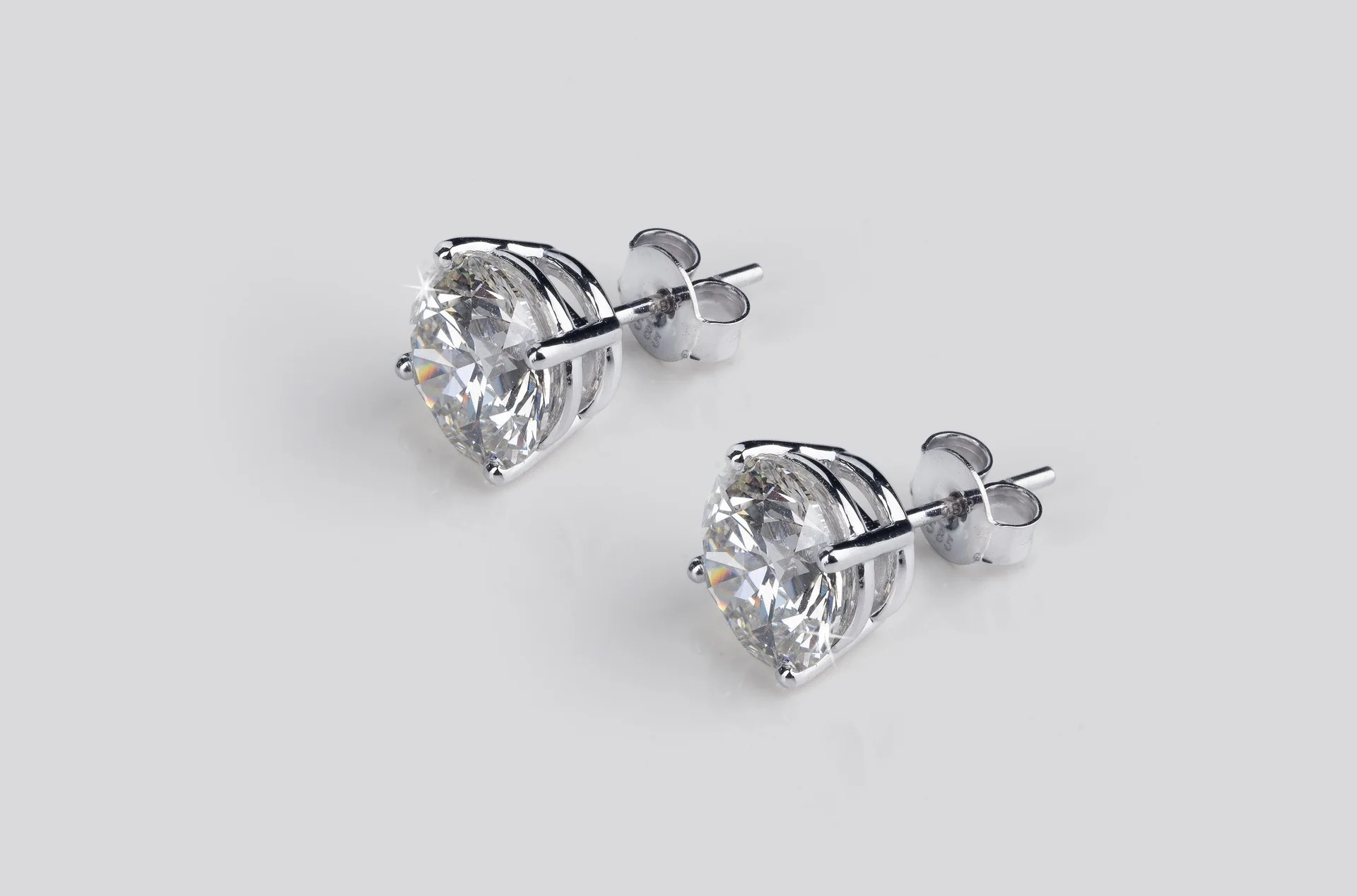 1.01 Cts 18k White Gold Round Shape Studs Earring - Image 3