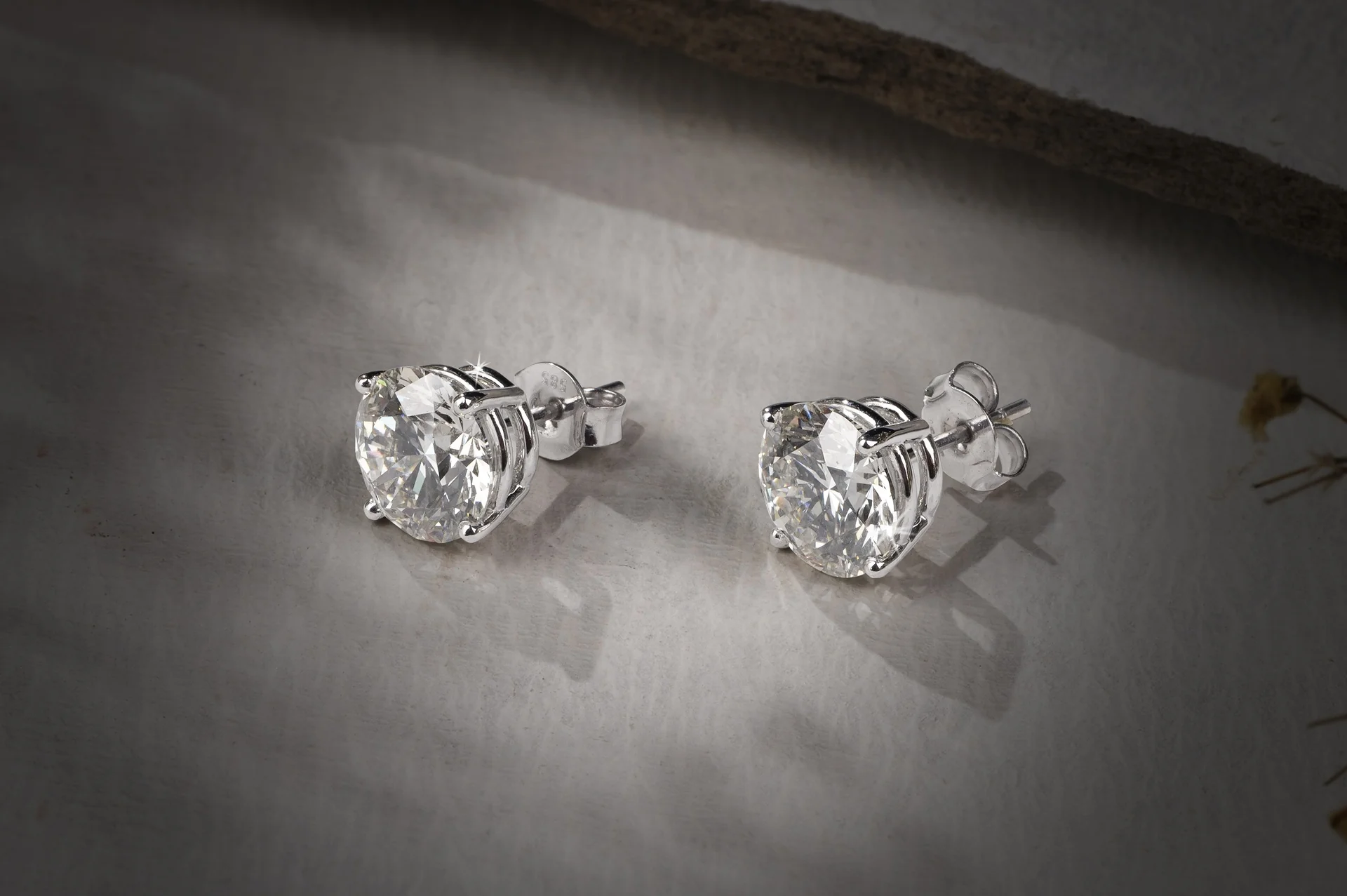 1.01 Cts 18k White Gold Round Shape Studs Earring - Image 4