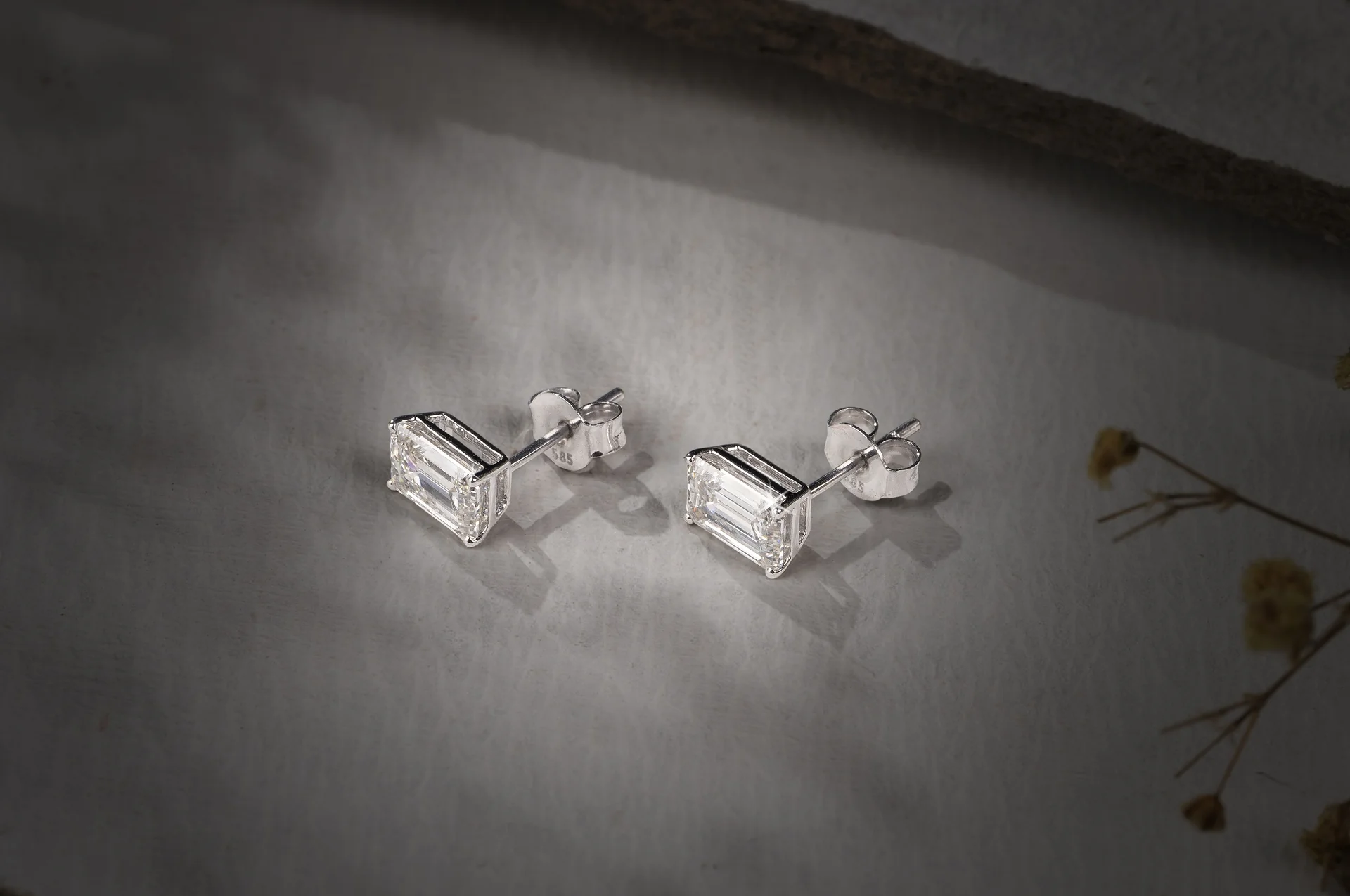 1 Cts 18k White Gold Emerald Shape Studs Earring - Image 4