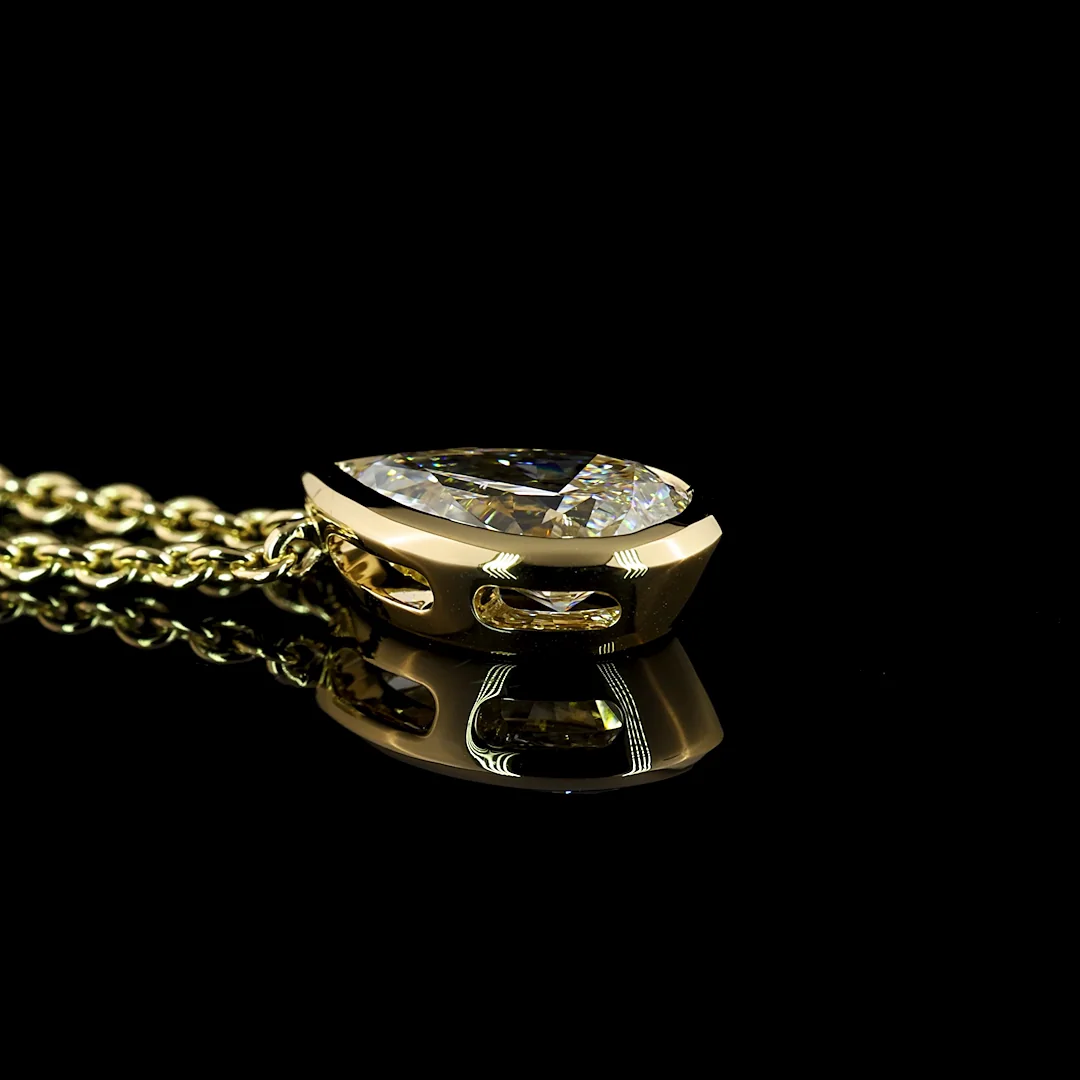 1.6 Cts 14k Yellow Gold Pear Shape Solitaire Pendant - Image 2