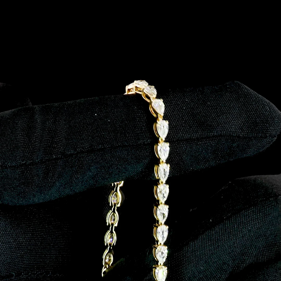 3.85 Cts 18k Yellow Gold Pear Shape Tennis Bracelet - Image 4