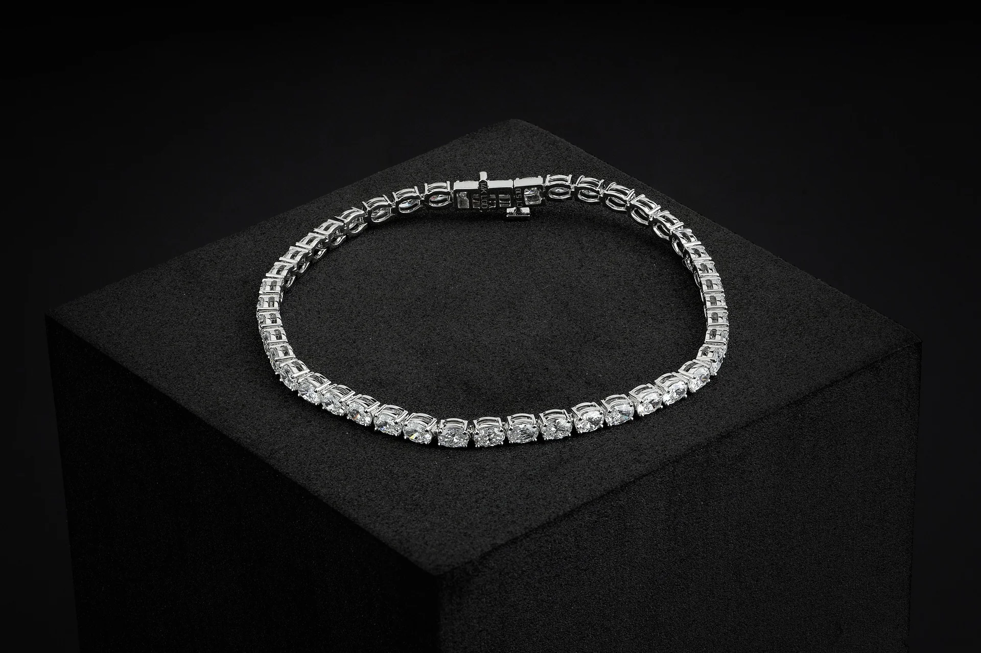 10.23 Cts 14k White Gold Oval Shape Tennis Bracelet - Video