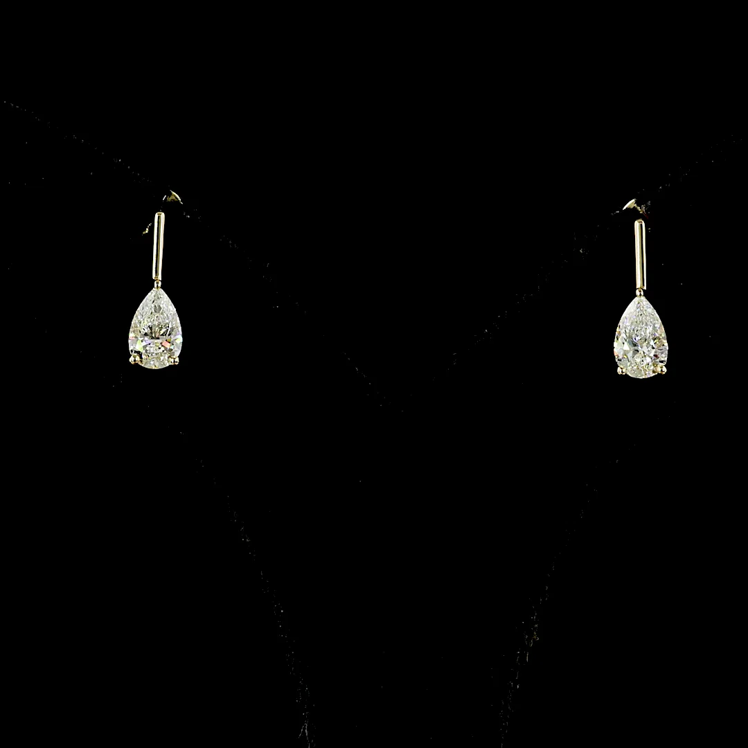 1.66 Cts 14k Yellow Gold Pear Shape Hanging Earring - Image 2