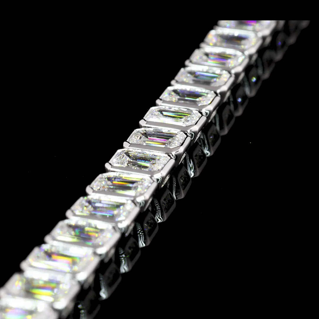 4.2 Cts 14k White Gold Emerald Shape Tennis Bracelet - Image 3
