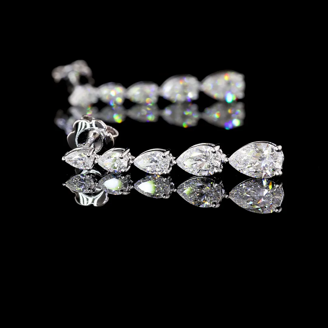 2.9 Cts 14k White Gold Pear Shape Hanging Earring - Image 4