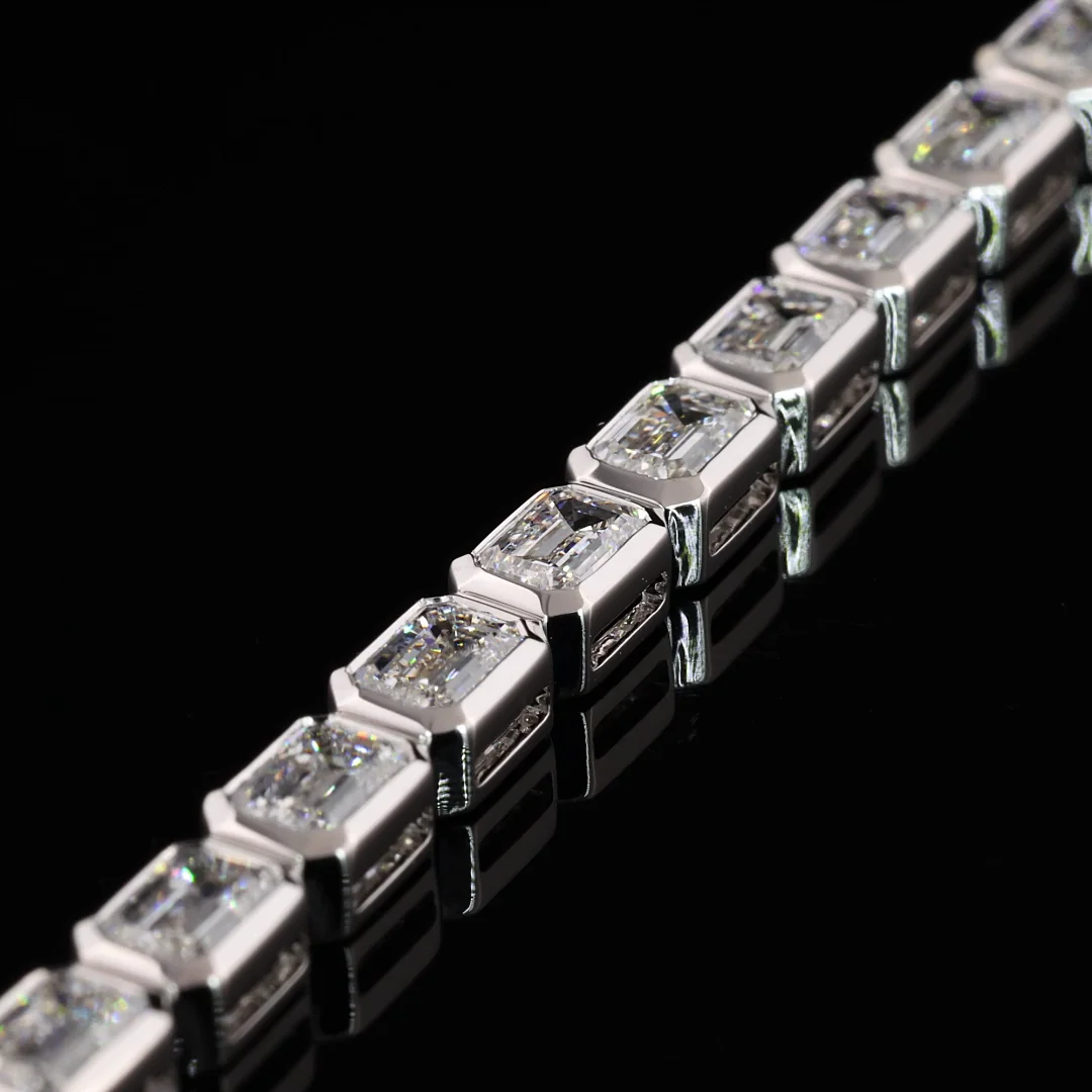 7.13 Cts 14k White Gold Emerald Shape Tennis Bracelet - Image 4