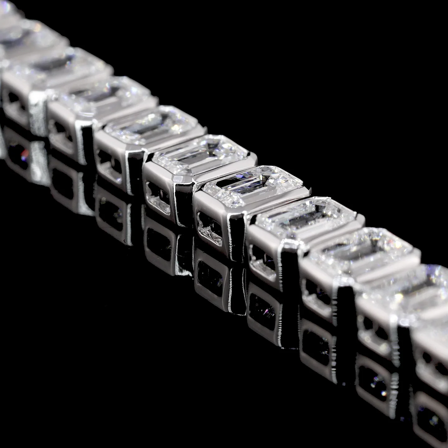 8.1 Cts 14k White Gold Emerald Shape Tennis Bracelet - Image 4